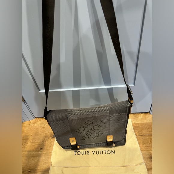 Louis Vuitton Damier Geant Messenger Bag - Picture 2 of 11